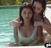 Petite lesbienne asiatique Kit Rysha et Cara Pin passion posées dans la piscine